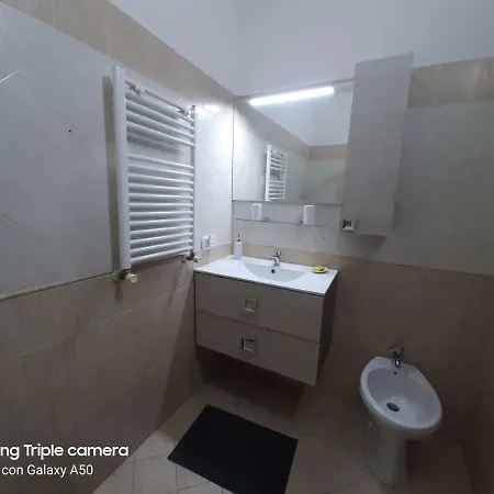 Guest house Hillary E Vale