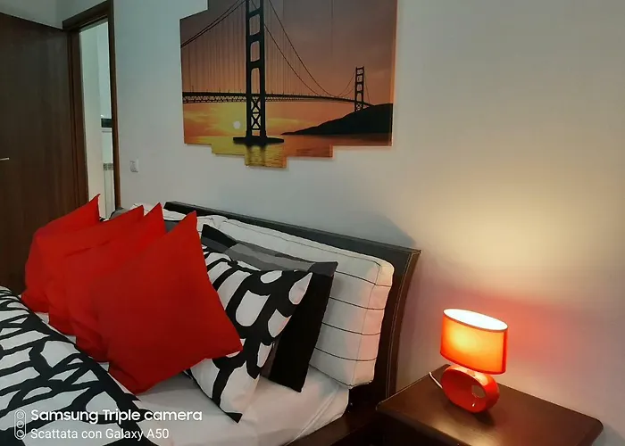 Hillary E Vale 招待所