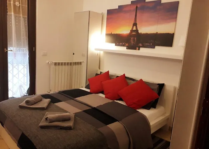 Hillary E Vale Pensión Roma