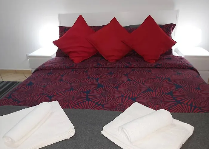 Hillary E Vale * Roma