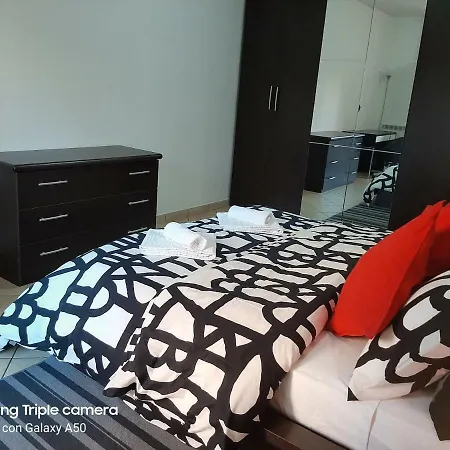 Hillary E Vale * Rzym