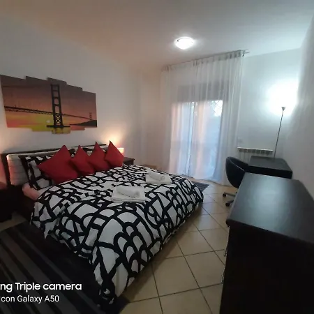 Hillary E Vale ローマ