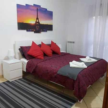 Hillary E Vale ローマ